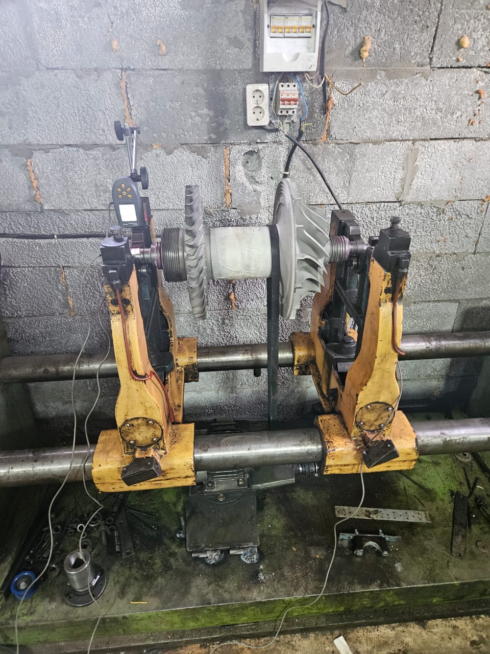 Moderniseeritud tasakaalustuspink Balanset-1A OEM-iga rootori kallal töötamas.