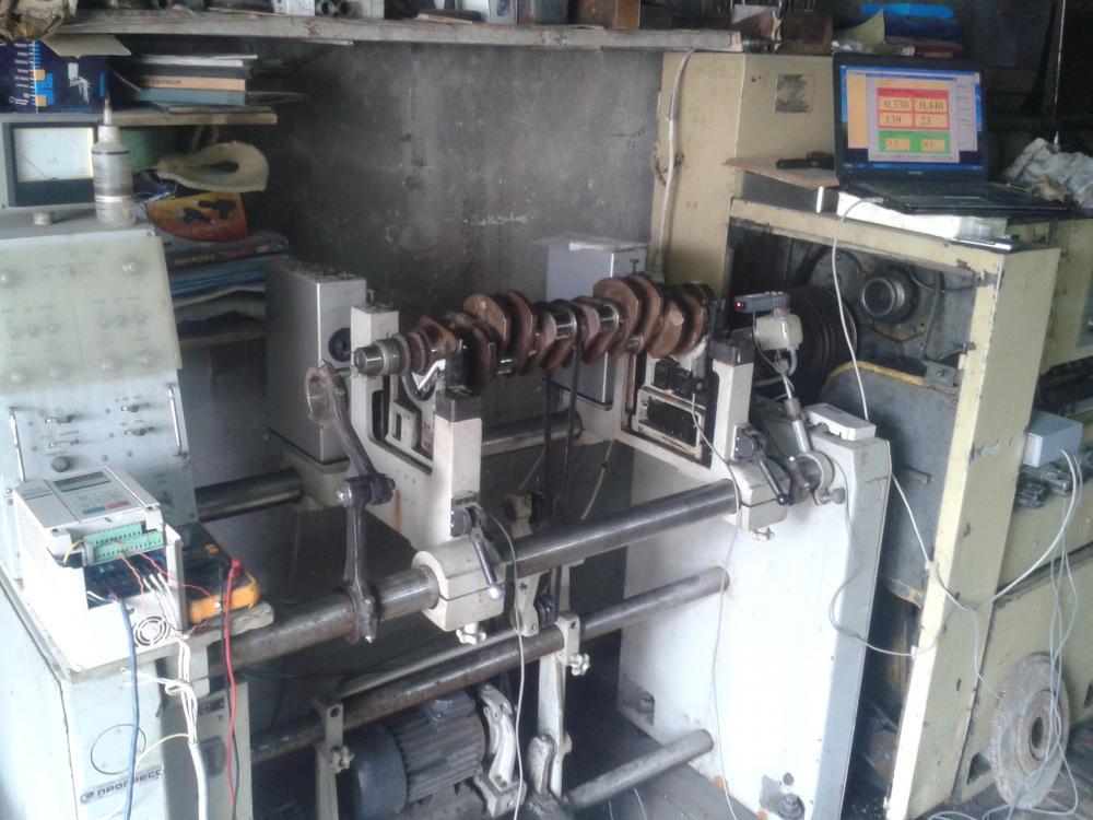 Lähivaade Balanset-1A OEM-i integreerimisest vana tasakaalustuspingi juhtimissüsteemi.